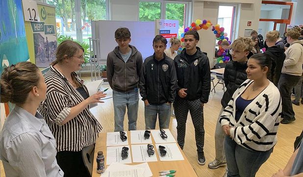 Sieben von 13 Ständen besuchte jede Gruppe beim Berufsweg-Parcours.