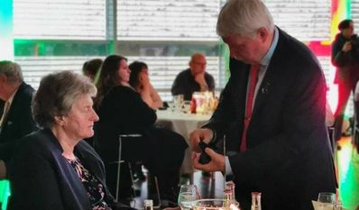 Klaus Sass übergibt Ehrennadel.