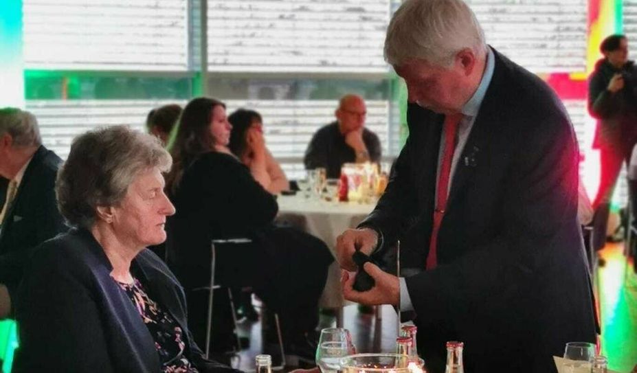 Klaus Sass übergibt Ehrennadel.