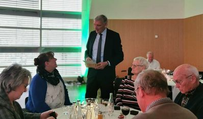 „Tue Gutes und rede darüber.“ - Bürgermeister Torsten Rohde übergibt die Ehrennadel an eine von 50 geehrten Ehrenamtlichen.