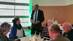 „Tue Gutes und rede darüber.“ - Bürgermeister Torsten Rohde übergibt die Ehrennadel an eine von 50 geehrten Ehrenamtlichen.