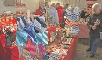 Die Besucher:innen Lamstedts können am Sonntag sowohl in den Geschäften (wie zum Beispiel im Schuhhaus Steffens) als auch beim Kunsthandwerkermarkt allerlei Schönes entdecken.