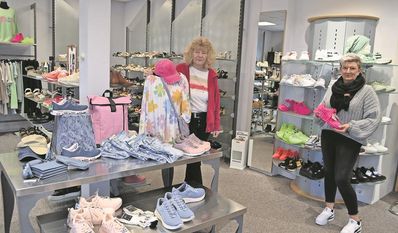 Die Besucher:innen Lamstedts können am Sonntag sowohl in den Geschäften (wie zum Beispiel im Schuhhaus Steffens) als auch beim Kunsthandwerkermarkt allerlei Schönes entdecken.