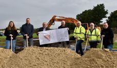 Carl Gerken und Michael Hannebacher mit weiteren Verantwortlichen beim offiziellen Spatenstich.