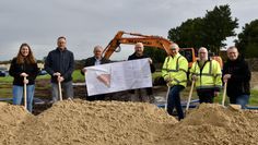 Carl Gerken und Michael Hannebacher mit weiteren Verantwortlichen beim offiziellen Spatenstich.