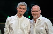 Ex-Trainer Thomas Schaaf (rechts) mit Co-Autor Daniel Cottäus.