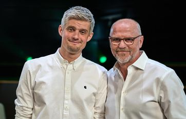 Ex-Trainer Thomas Schaaf (rechts) mit Co-Autor Daniel Cottäus.