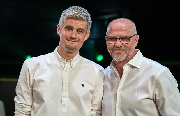 Ex-Trainer Thomas Schaaf (rechts) mit Co-Autor Daniel Cottäus.