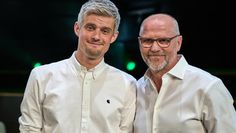 Ex-Trainer Thomas Schaaf (rechts) mit Co-Autor Daniel Cottäus.