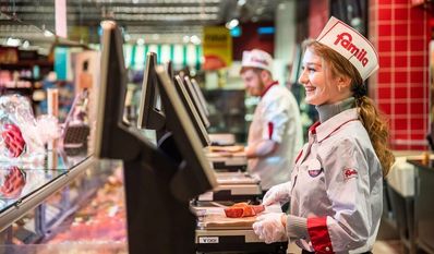 Die Mitarbeiter:innen beraten an den Bedientresen fachkundig.