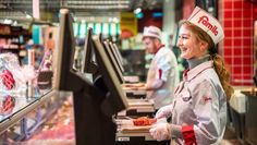 Die Mitarbeiter:innen beraten an den Bedientresen fachkundig.