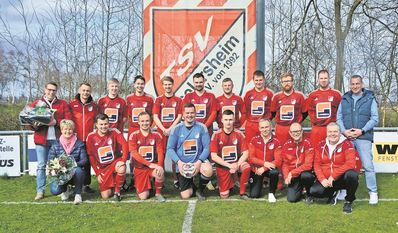 Iselersheim (eb). Die Fußballer des TSV Iselersheim freuten sich, vor dem ersten Heimspiel nach der Winterpause, über ein weiteres Engagement ihres Sponsors D. Schröder GmbH & Co. KG. Für das inhabergeführte, mittelständische Hoch- und Tiefbauunternehmen übergaben Michael und Martina Schröder der Herrenmannschaft einen neuen Satz Trikots und Sweatshirts. Die Mannschaft und die Verantwortlichen des Teams bedankten sich unter anderem mit drei Punkten gegen den Tabellenzweiten der zweiten Kreisklasse Nord.