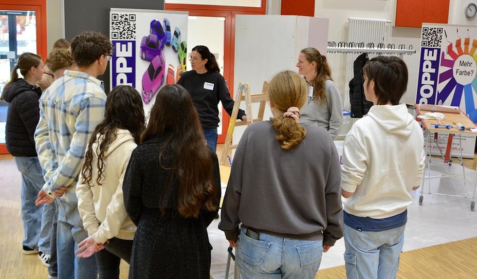 Neun Unternehmen waren zu Gast bei der Berufsmesse, die sich ausschließlich an Schüler:innen der neunten Klassen, die kurz vor ihrem Praktikum stehen, richtete.
