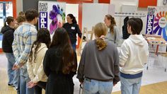Neun Unternehmen waren zu Gast bei der Berufsmesse, die sich ausschließlich an Schüler:innen der neunten Klassen, die kurz vor ihrem Praktikum stehen, richtete.