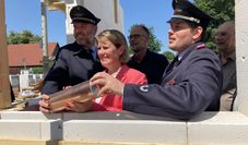 Grundsteinlegung für das Feuerwehrhaus: Christina Jantz-Herrman, Gemeindebrandmeister Kai Teckentrup und Ortsbrandmeister Sebastian Witte auf der Baustelle.