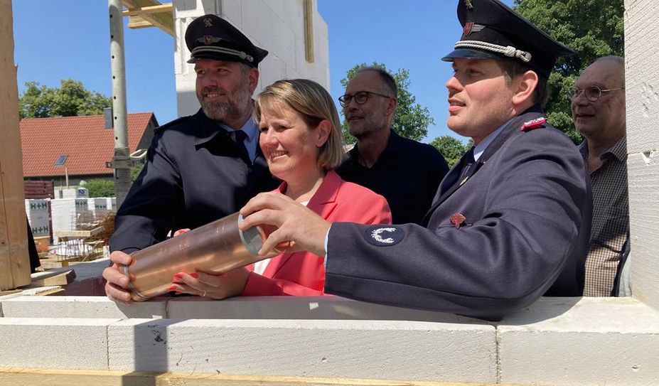 Grundsteinlegung für das Feuerwehrhaus: Christina Jantz-Herrman, Gemeindebrandmeister Kai Teckentrup und Ortsbrandmeister Sebastian Witte auf der Baustelle.