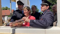 Grundsteinlegung für das Feuerwehrhaus: Christina Jantz-Herrman, Gemeindebrandmeister Kai Teckentrup und Ortsbrandmeister Sebastian Witte auf der Baustelle.