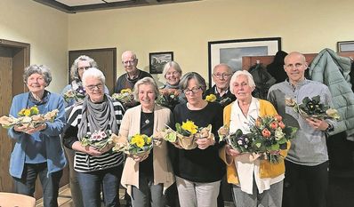 Sandbostel (eb). Der Gemischte Chor Sandbostel traf sich zur Jahreshauptversammlung im Grünen Jäger. Chorleiterin Ruth Viebrock wurde mit einem Blumenstrauß für die engagierte und motivierende Chorleitung geehrt. Die bisherige erste Kassenführerin Thea Ahrens hat ihr Amt nach 19 Jahren niedergelegt und an Anne Köster übergeben. Zweite Kassenführerin ist jetzt Claudia Freese. Margret Hoffmann wurde neu ins Leitungsteam gewählt.
Käthe Kerber ist seit 70 Jahren Mitglied im Gemischten Chor und wurde deshalb mit einer Urkunde geehrt.
Neue Sänger:innen sind jederzeit willkommen. Getroffen wir sich außerhalb der Schulferien jeden Dienstag von 19.45 bis 21 Uhr im Kindergarten Sandbostel. Notenkenntnisse sind nicht erforderlich.