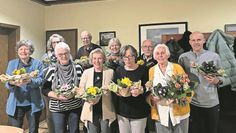 Sandbostel (eb). Der Gemischte Chor Sandbostel traf sich zur Jahreshauptversammlung im Grünen Jäger. Chorleiterin Ruth Viebrock  wurde mit einem Blumenstrauß für die engagierte und motivierende Chorleitung geehrt. Die bisherige erste Kassenführerin Thea Ahrens hat ihr Amt nach 19 Jahren niedergelegt und an Anne Köster übergeben. Zweite Kassenführerin ist jetzt Claudia Freese. Margret Hoffmann wurde neu ins Leitungsteam gewählt. 
Käthe Kerber ist seit 70 Jahren Mitglied im Gemischten Chor und wurde deshalb mit einer Urkunde geehrt. 
Neue Sänger:innen sind jederzeit willkommen. Getroffen wir sich außerhalb der Schulferien jeden Dienstag von 19.45 bis 21 Uhr im Kindergarten Sandbostel. Notenkenntnisse sind nicht erforderlich.