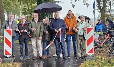 Landrat Marco Prietz (Mitte) weihte zusammen mit anderen Vertretern den neuen Weg ein.