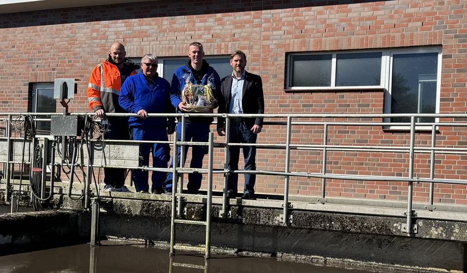 (v. l.) Boris Aldag, Leitung Fachbereich 4. Klärwerksmeister Frank Lemmermann, Klärwerksmeister Jost Schreiber und Bürgermeister Marc Breitenfeld.