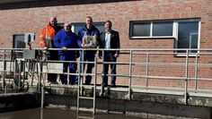 (v. l.) Boris Aldag, Leitung Fachbereich 4. Klärwerksmeister Frank Lemmermann, Klärwerksmeister Jost Schreiber und Bürgermeister Marc Breitenfeld.