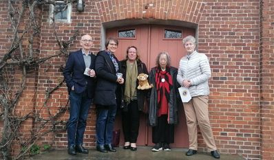 Freuen sich über die Spende: Holger Haneberg, Judith Kühl, Alexandra Schanz, Annelie Keil und Gabriele von Lessel-Drettman (v.l.)