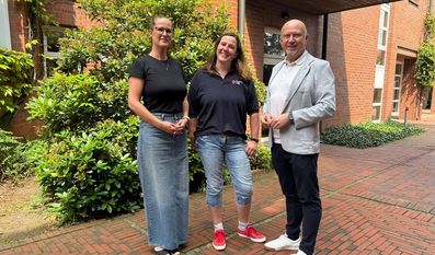 Britta Behrmann von der Stadt, Natascha Metzner vom DRK und Bürgermeister Michael Hannebacher freuen sich, dass die Kita voraussichtlich pünktlich öffnen wird.