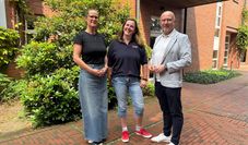 Britta Behrmann von der Stadt, Natascha Metzner vom DRK und Bürgermeister Michael Hannebacher freuen sich, dass die Kita voraussichtlich pünktlich öffnen wird.