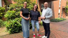 Britta Behrmann von der Stadt, Natascha Metzner vom DRK und Bürgermeister Michael Hannebacher freuen sich, dass die Kita voraussichtlich pünktlich öffnen wird.