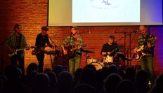 Someday Jacob mit Sänger Jörn Schlüter (Bildmitte) und Jens Wrede (rechts) am Bass bei einem Konzert in Beverstedt.