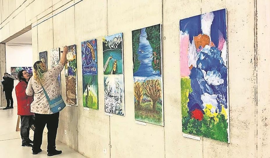 Die Materialien für die Bilder werden durch Spenden und Fördergelder finanziert.