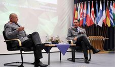 Brigadegeneral Holger Draber im Gespräch mit Matthias Joswiak (Deputy Chief of Staff Support).