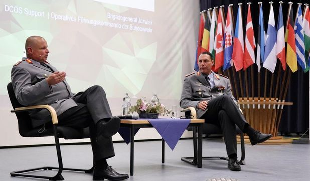 Brigadegeneral Holger Draber im Gespräch mit Matthias Joswiak (Deputy Chief of Staff Support).