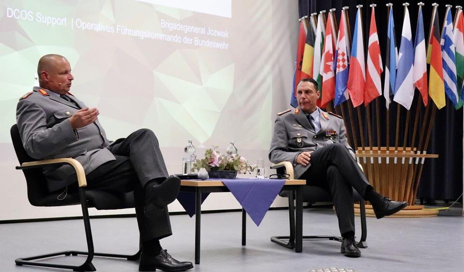 Brigadegeneral Holger Draber im Gespräch mit Matthias Joswiak (Deputy Chief of Staff Support).