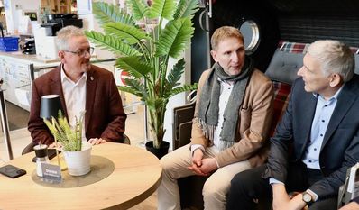 Landrat Bernd Lütjen, Möbelhaus Geschäftsführer Stefan Fromme und Bürgermeister Torsten Rohde im Gedankenaustausch.