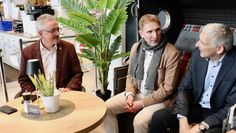 Landrat Bernd Lütjen, Möbelhaus Geschäftsführer Stefan Fromme und Bürgermeister Torsten Rohde im Gedankenaustausch.