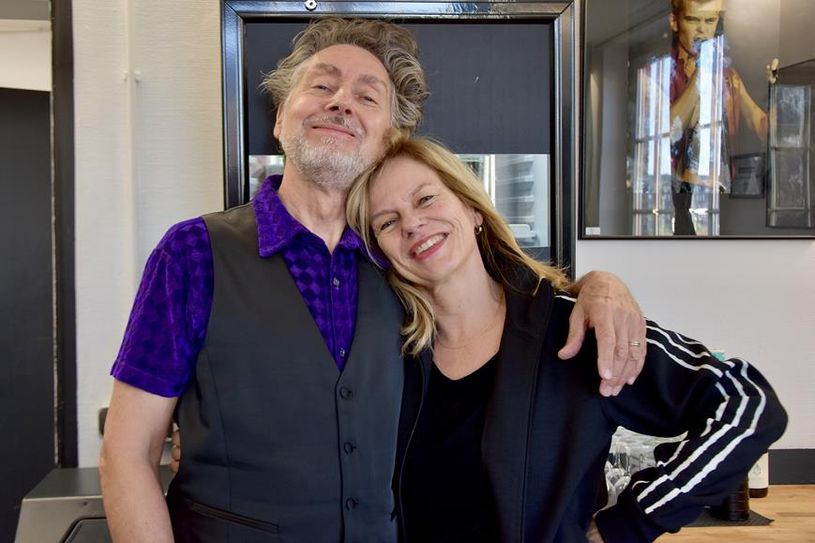 Annette Benjamin mit dem Peter „Budgie“ Clarke, der als Schlagzeuger der englischen Punk-Bands Siouxsie & The Banshees und The Creatures für Furore sorgte.