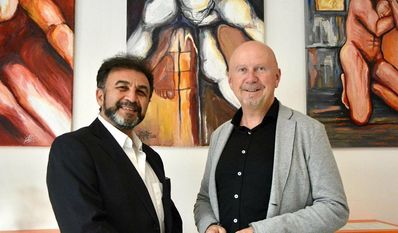 Auch Bürgermeister Michael Hannebacher (re.) kam zur Vernissage von Rashid Seif Ghazi.