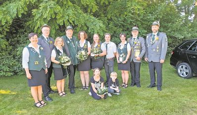 Oerel (eb). Präsident Ingo Reichard proklamierte kürzlich Ton Verstraaten zum neuen Schützenkönig in Oerel. Ihm zur Seite stehen als Gardisten: 1. Thomas Wiesehan, 2. Jürgen Butt, 3. Lukas Wiesehan, 4. Michael Will, 5. Johann Roggenkamp, 6. Manfred Thielker, 7. Johann Borgfeldt, 8. Lutz Wiesehan, 9. Stephan Beushausen sowie 10. Sebastian Neumann. Die neue Schützenkönigin heißt Tanja Brunckhorst. In ihre Garde schossen sich als Gardisten: 1. Michaela Busch (re. Flügel), 2. Laura Riggers (li. Flügel), 3. Maren Busch (Schwanz), 4. Renate Pump (Kralle), 5. Nadja Ladwig (li. Kralle), 6. Maren Gaul (Kopf), 7. Rebecka Wiesehan (Krone), 8. Angela Reichard (Zepter), 9. Ilka Holsten (Apfel) und 10. Kristin Dieckmann (Ring). Die Königswürden bei den Jungschützen erhielten Lasse Willen und Joan Diener. Lasse wird begleitet von Elias Schult, Mika Niewöhner und Jonas Busch. Joan stehen als Gardistinnen Paula Viebrock, Svenja Brandt sowie Katharina Wiesehan zur Seite. Als neues Kinder-K