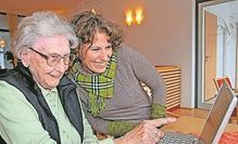 Dank Tablet oder Laptop können ältere Menschen alte Schlager hören - und auch die Verbindung zu Verwandten in der Ferne halten.
