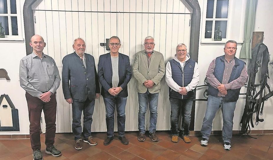 Klaus Böse (2. v. l.) gratuliert dem neuen Vorstand.