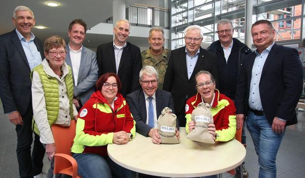 Geldsegen für die gute Arbeit: sitzend Claudia Kükelhahn und Nadja Schulz-Hoesen von der Rettungshundestaffel, in der Mitte Dr. Detlef Risch vom Förderverein Museumsanlage und Vogelmuseum.