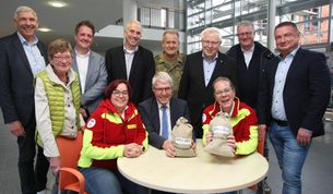 Geldsegen für die gute Arbeit: sitzend Claudia Kükelhahn und Nadja Schulz-Hoesen von der Rettungshundestaffel, in der Mitte Dr. Detlef Risch vom Förderverein Museumsanlage und Vogelmuseum.