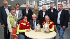 Geldsegen für die gute Arbeit: sitzend Claudia Kükelhahn und Nadja Schulz-Hoesen von der Rettungshundestaffel, in der Mitte Dr. Detlef Risch vom Förderverein Museumsanlage und Vogelmuseum.