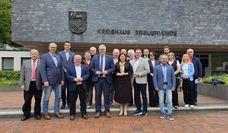Die Delegationen zusammen mit Vertretern aus der Politik und Landrat Marco Prietz vor dem Bremervörder Kreishaus.