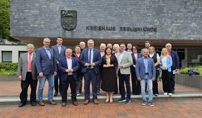 Die Delegationen zusammen mit Vertretern aus der Politik und Landrat Marco Prietz vor dem Bremervörder Kreishaus.