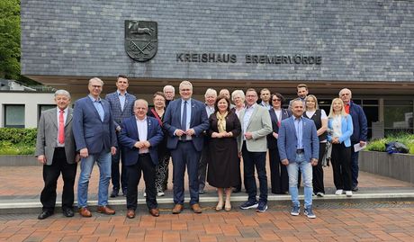 Die Delegationen zusammen mit Vertretern aus der Politik und Landrat Marco Prietz vor dem Bremervörder Kreishaus.
