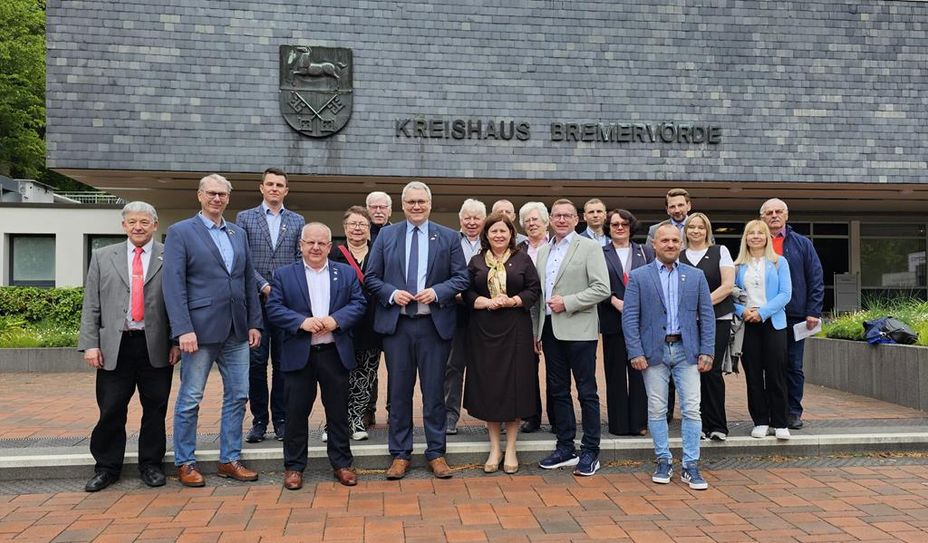 Die Delegationen zusammen mit Vertretern aus der Politik und Landrat Marco Prietz vor dem Bremervörder Kreishaus.