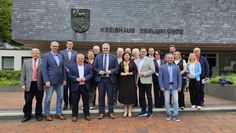 Die Delegationen zusammen mit Vertretern aus der Politik und Landrat Marco Prietz vor dem Bremervörder Kreishaus.